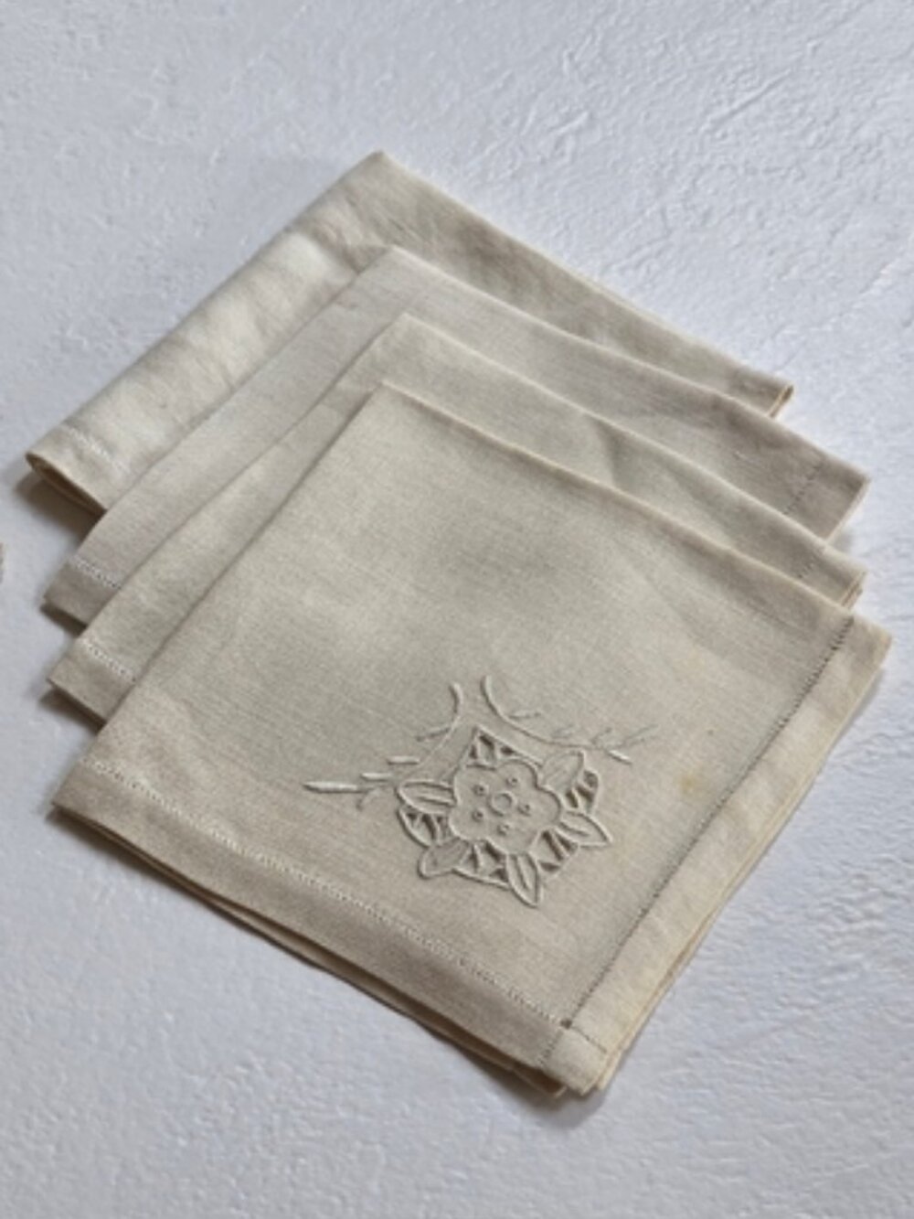 Elegant Off-White Broderie Anglaise Embroidered Flowers Napkin Set (4 napkins)